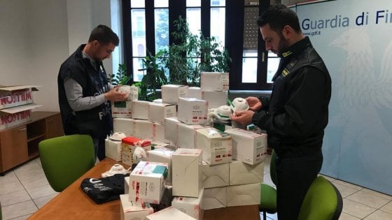 Sequestrate dalla Guardia di finanza a Caserta più di 1.600 mascherine per il coronavirus nel corso di diversi controlli volti a scongiurare