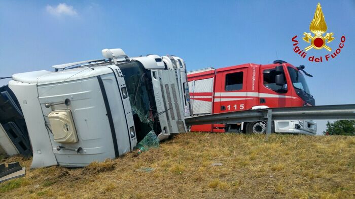 incidente-a1-camion-ribalta-caserta-nord