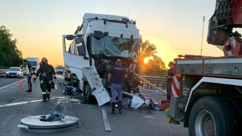 incidente Milano-Napoli tir