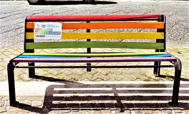 orta-atella-panchina-arcobaleno-significato