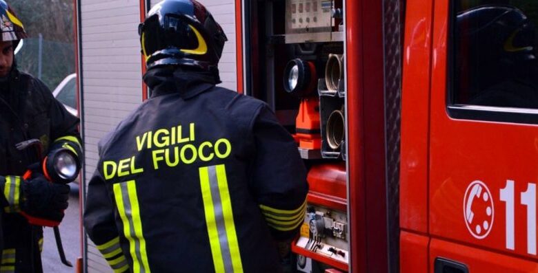 caserta-bloccate-balcone-durante-italia-austria-donne-pompieri