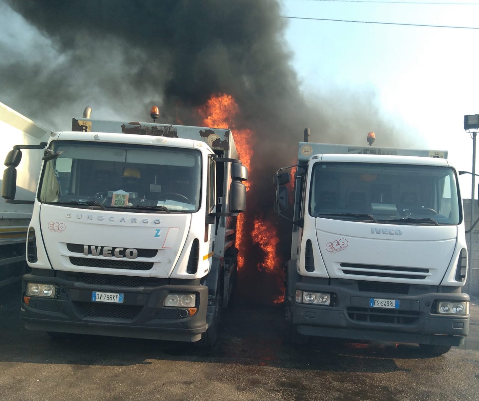 incendio-maddaloni-camion-buttol-distrutti-fiamme