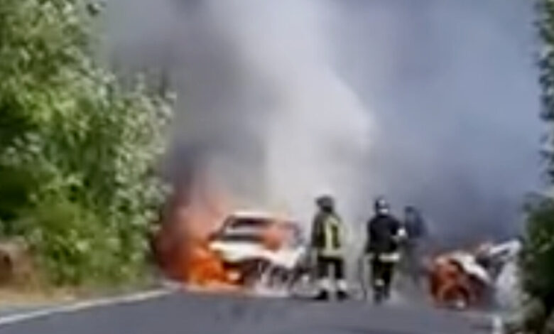 frontale auto prendono fuoco