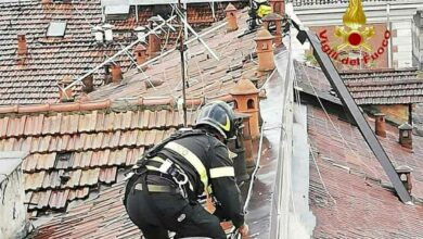 Dramma sfiorato a San Nicola la Strada, oggi 16 ottobre, dove sono crollate delle tegole dal tetto di un palazzo
