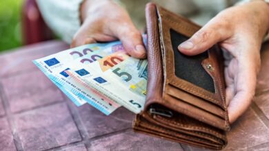 Trova un borsello con mille euro e lo restituisce: il gesto di un operaio