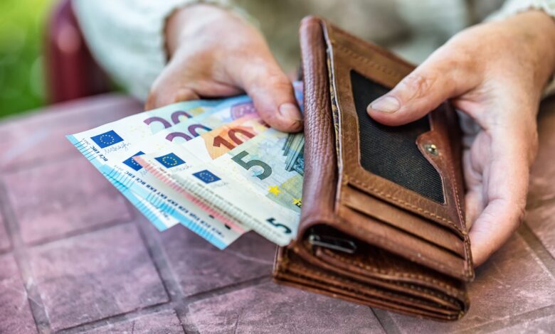 Trova un borsello con mille euro e lo restituisce: il gesto di un operaio