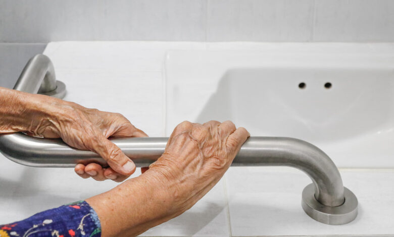 anziana schiacciata mobile bagno 29 marzo