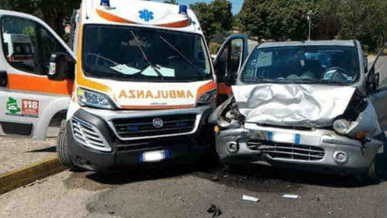 caserta incidente auto ambulanza