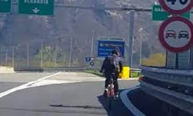 donna-autostrada-bicicletta-caserta