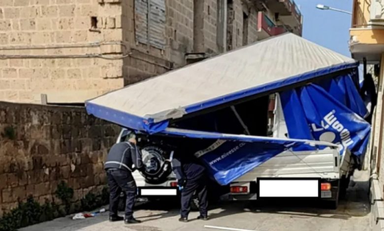incidente maddaloni camion contro balcone muore passante