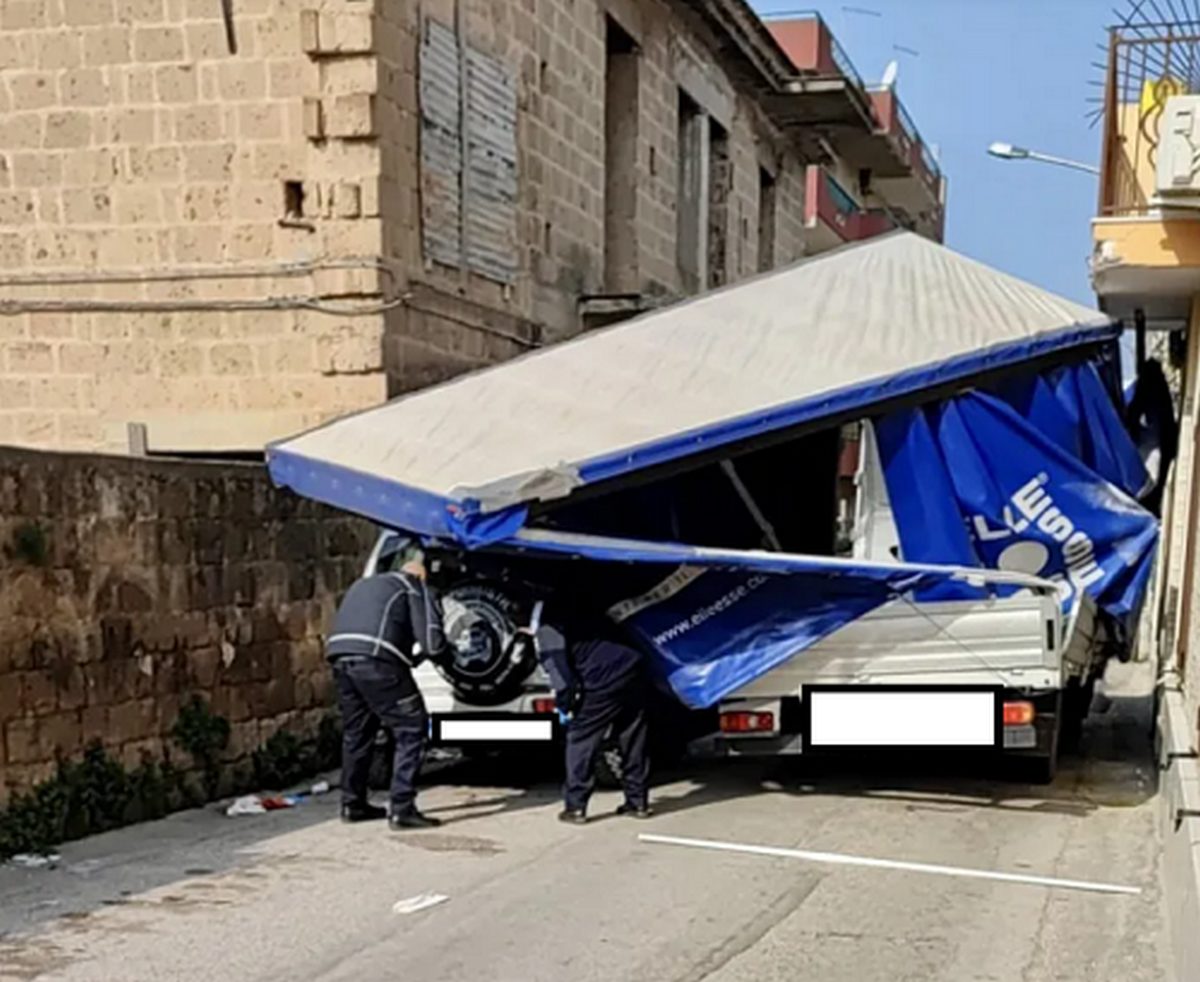 incidente maddaloni camion contro balcone muore passante