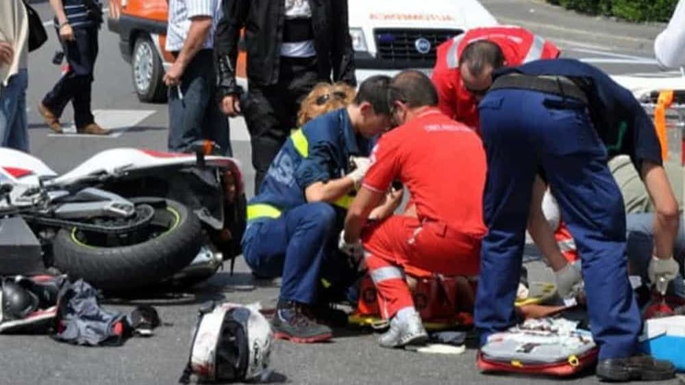 Incidente automobile motocicletta Caserta feriti