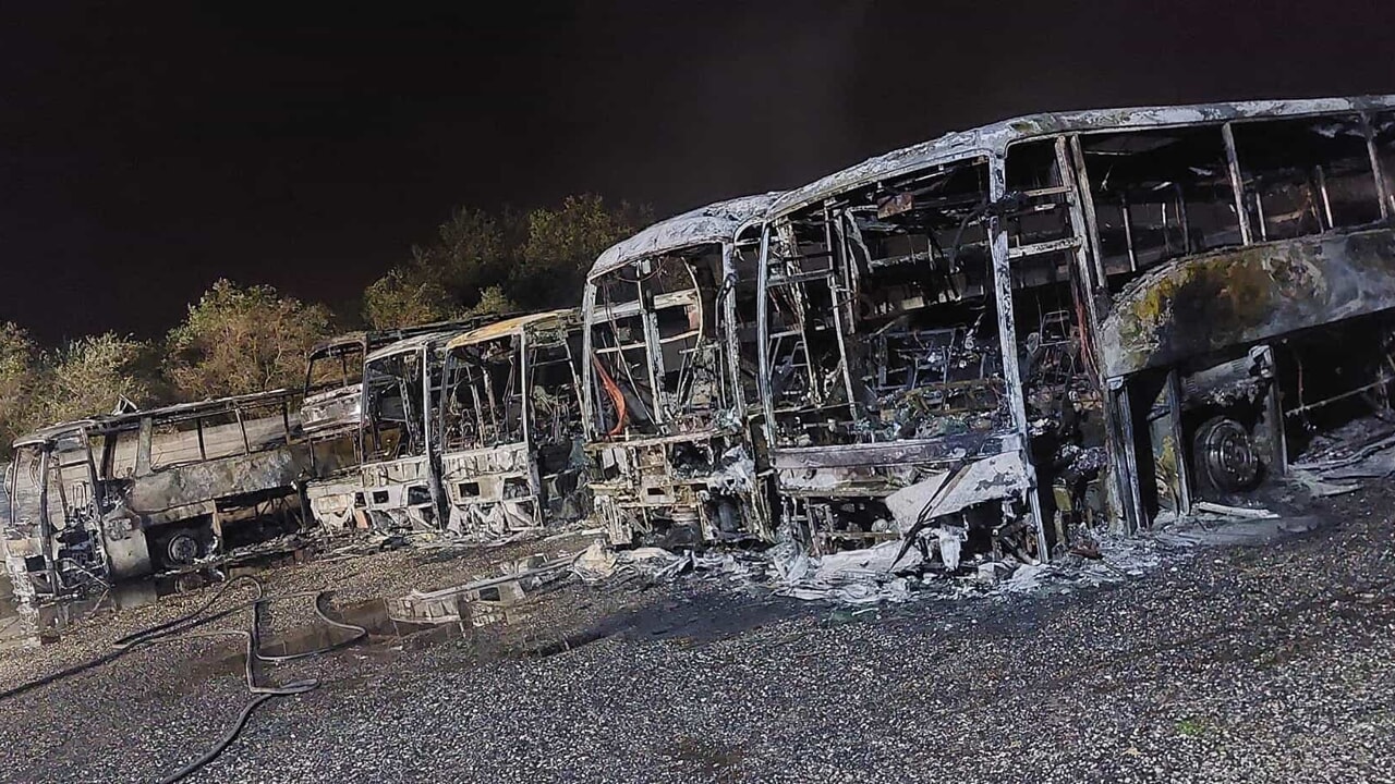 pastorano incendio distrugge deposito bus
