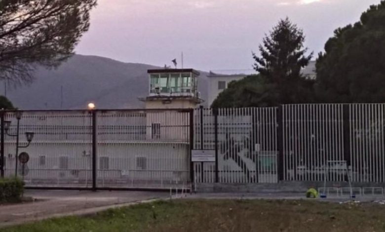 carcere Carinola poliziotti aggrediti detenuto