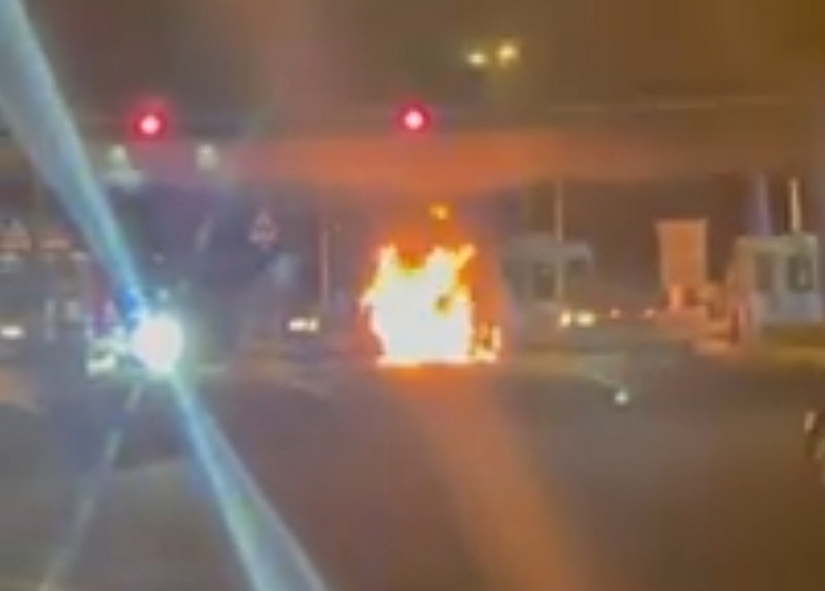 marcianise auto prende fuoco casello autostradale 5 aprile